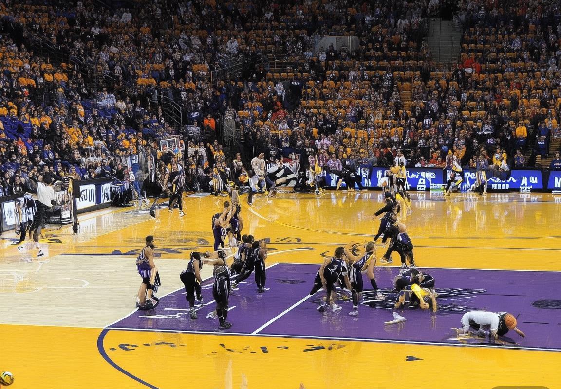 2015年NBA勇士国王巅峰对决：库里与考辛斯精彩对决回顾(图1)